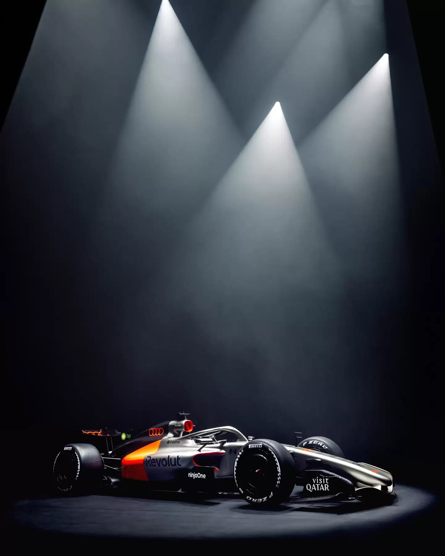 进军 F1 赛事:奥迪发布首辆 F1 赛车 R26