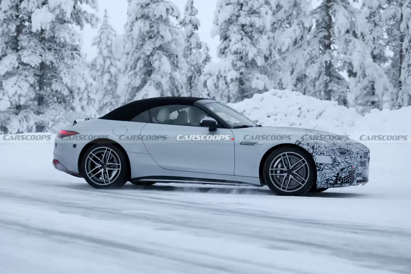 奔驰 AMG SL 改款路测图曝光，换装三叉星大灯与巨型格栅