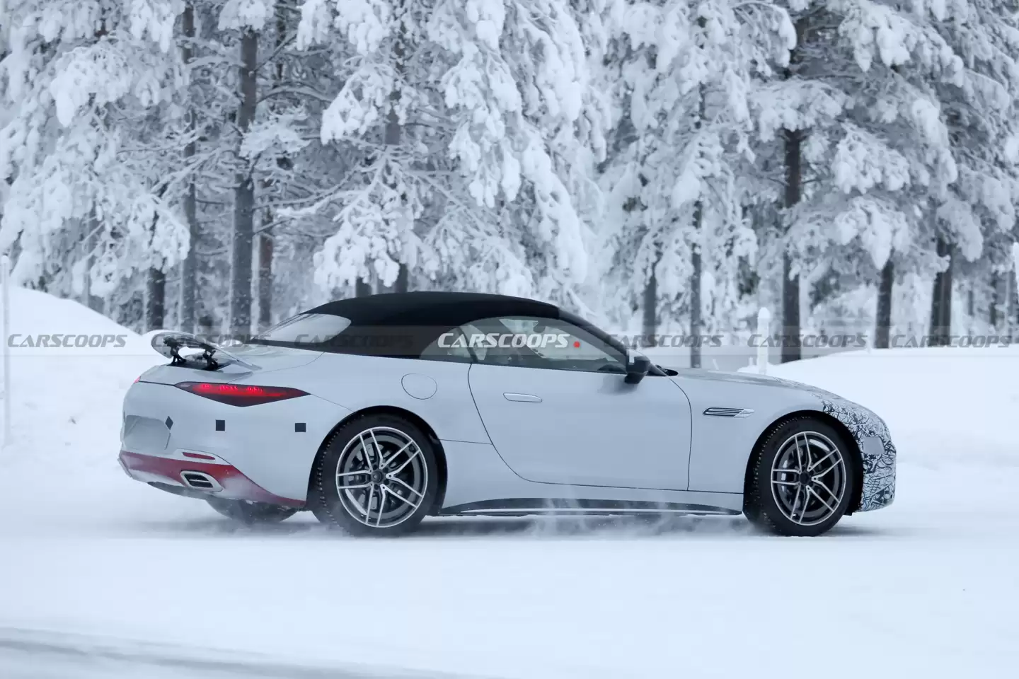 奔驰 AMG SL 改款路测图曝光，换装三叉星大灯与巨型格栅