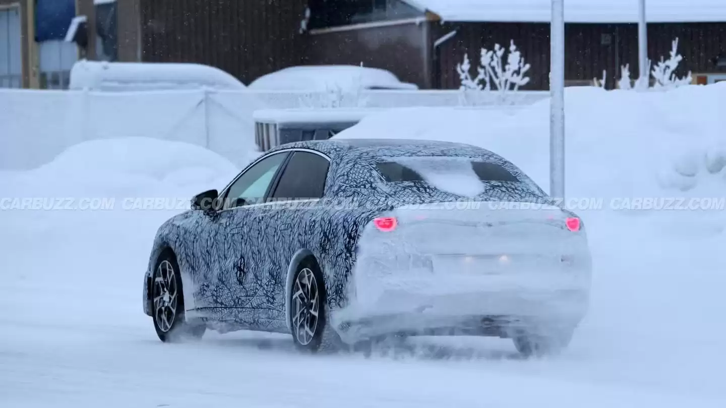 奔驰纯电 C 级轿车路测图曝光：续航剑指 800 公里，造型回归传统