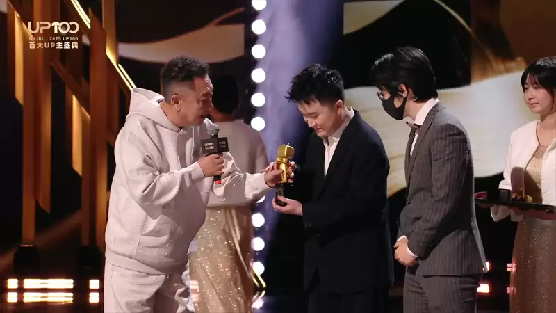 于谦跨界颁奖!前CS传奇259斩获B站直播年度人气奖,职业级解说征服2400小时赛场 于谦跨界颁奖!前CS传奇259斩获B站直播年度人气奖,职业级解说征服2400小时赛场