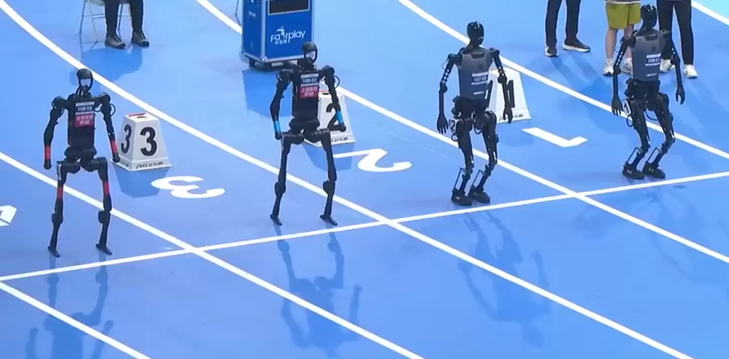 2025 年我国人形机器人整机企业超 140 家，发布产品超 330 款