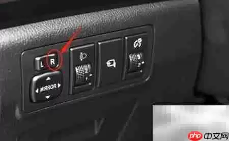 东风御风S16后视镜调节方法