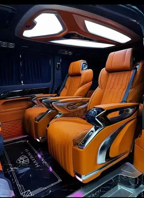 奔驰V300：奢华内饰与智能科技打造顶级移动生活空间