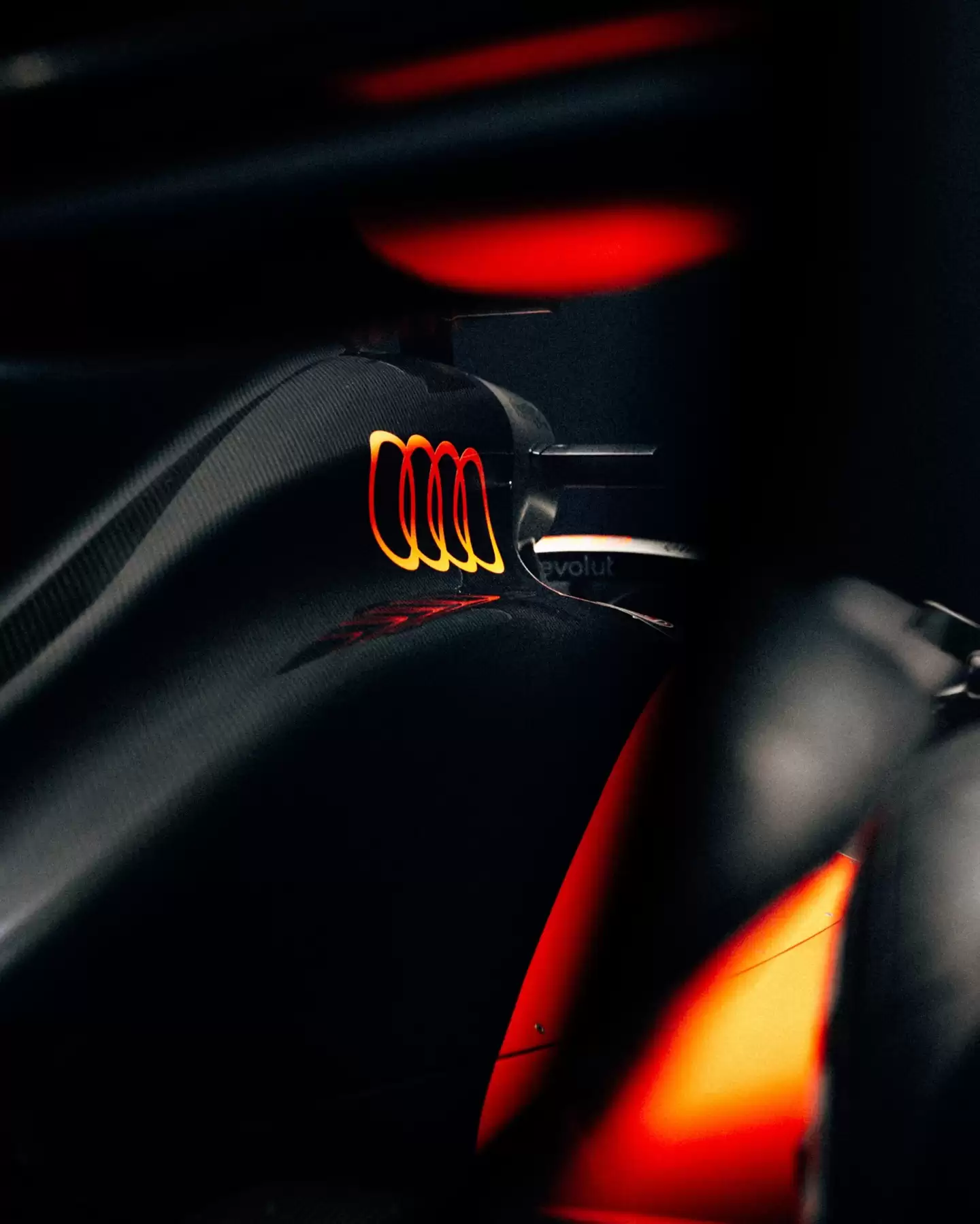 进军 F1 赛事:奥迪发布首辆 F1 赛车 R26