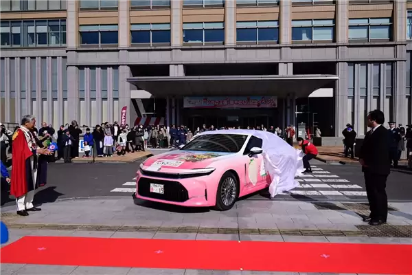 全球仅1辆！丰田80周年庆：推出粉色草莓皇冠轿车