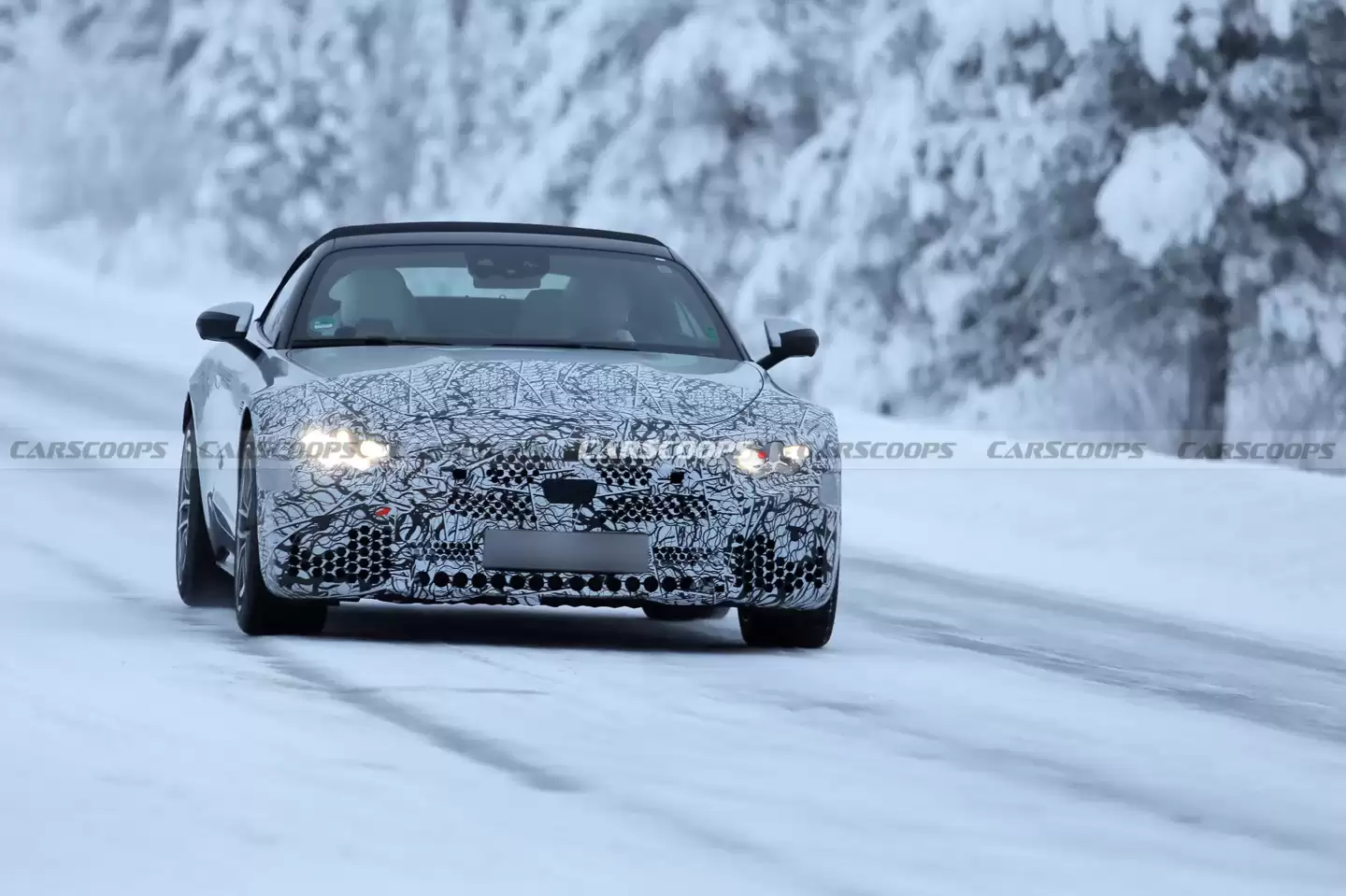 奔驰 AMG SL 改款路测图曝光，换装三叉星大灯与巨型格栅