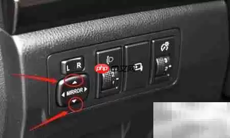 东风御风S16后视镜调节方法