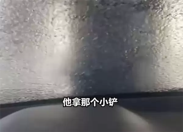 女子加油站免费自助洗车 零下30度边洗边结冰