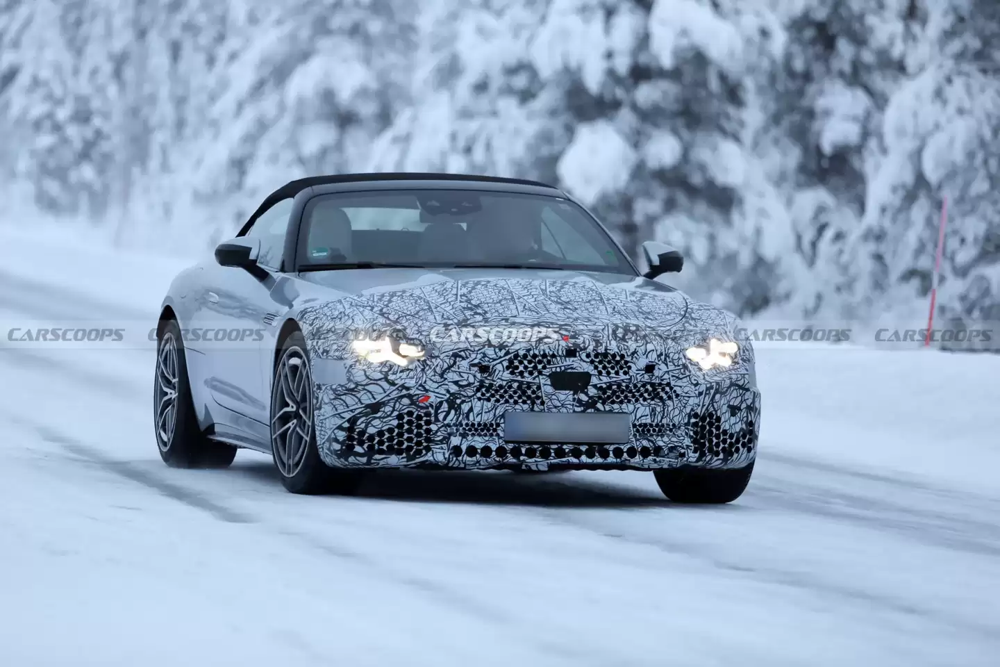 奔驰 AMG SL 改款路测图曝光，换装三叉星大灯与巨型格栅