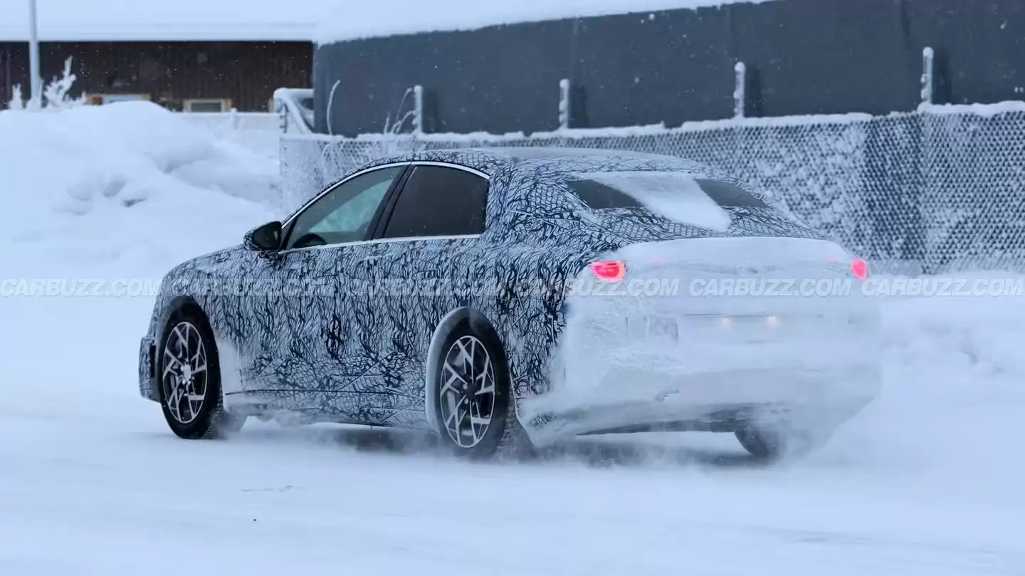 奔驰纯电 C 级轿车路测图曝光：续航剑指 800 公里，造型回归传统