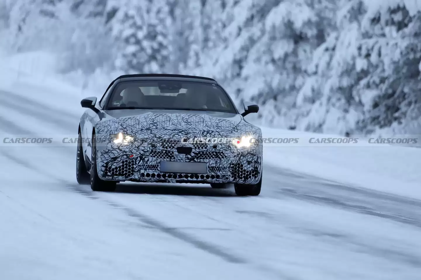 奔驰 AMG SL 改款路测图曝光，换装三叉星大灯与巨型格栅