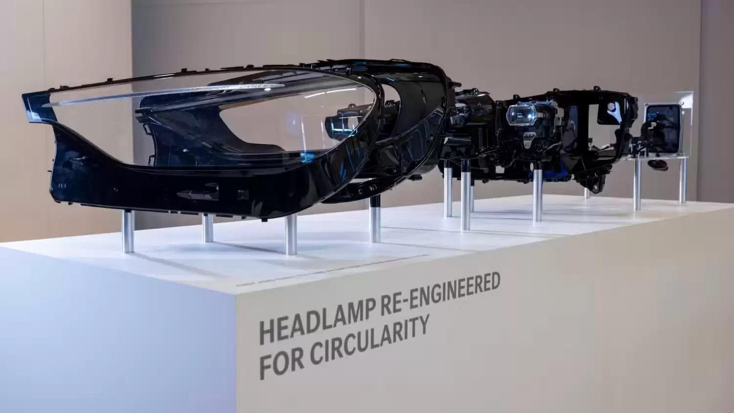 奔驰弹簧尾灯专利获批,消除尾门内的“线路蜘蛛网”