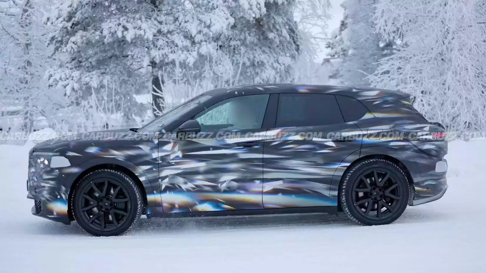 预计主打“小而美”,宾利全新纯电 SUV 最新谍照曝光