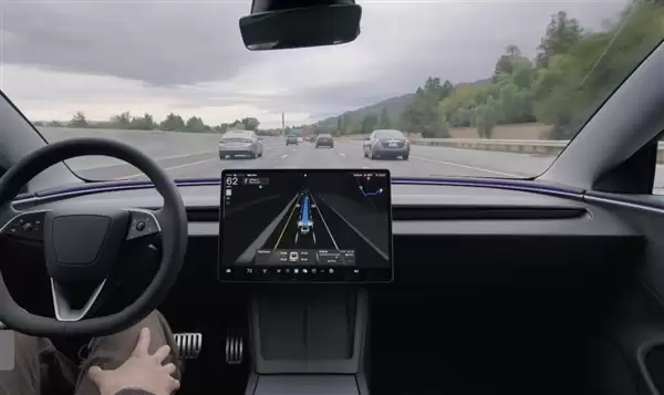 全球首款自动驾驶专属保险上线:特斯拉FSD里程保费五折