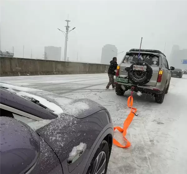 武汉大雪致高架上几十辆车趴窝 坦克500单车救援获全网点赞