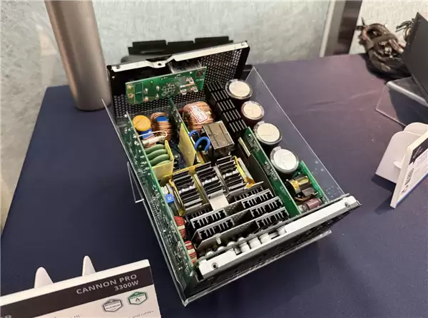 PC电源新趋势:3300W功率能跑6路显卡、自带48Wh电池不怕断电