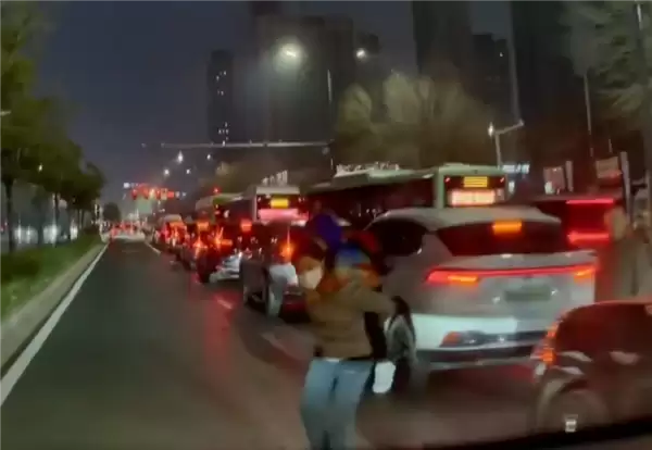 两名家长背着小孩“鬼探头”式横穿马路 小鹏X9 AEB刹停!网友:值回车价