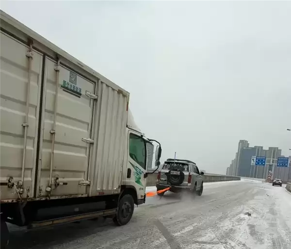 武汉大雪致高架上几十辆车趴窝 坦克500单车救援获全网点赞