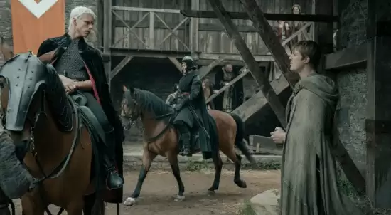 七王国的骑士开篇排便戏引争议:主创称是英雄成长的起点