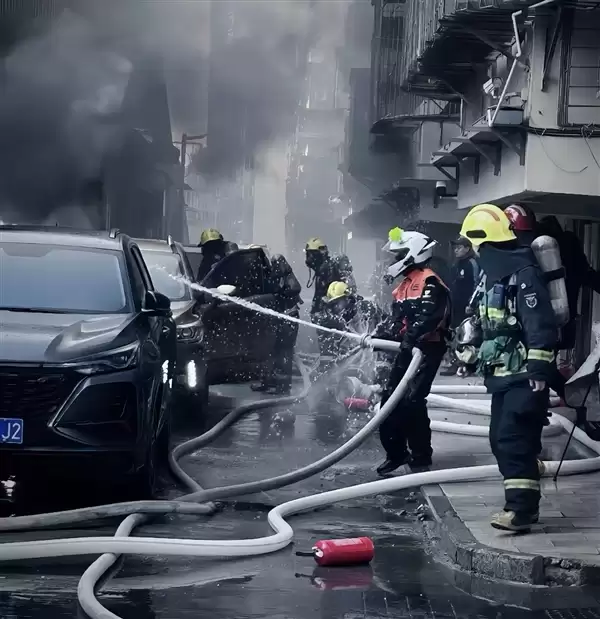 宁波外卖小哥救火视频获百万点赞：把消防员的活都干完了