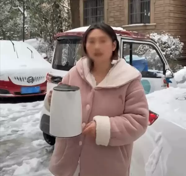 女子热水浇车实测除冰,为省事毁他人车辆引众怒