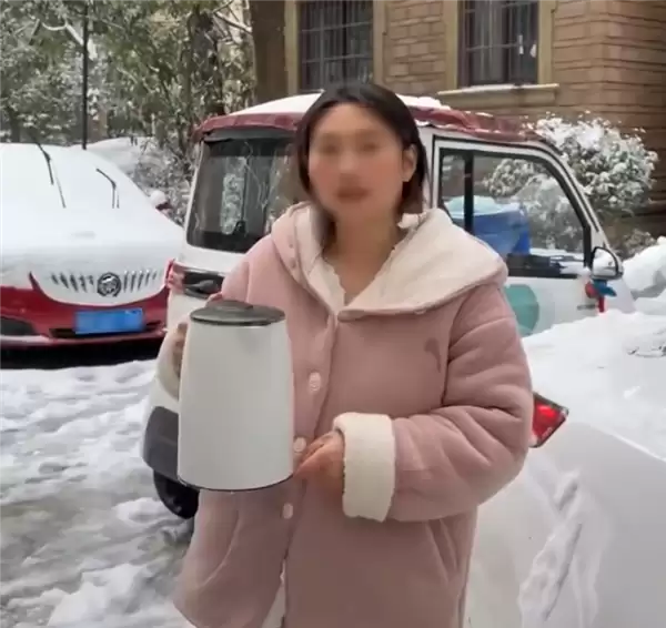 热水浇车窗玻璃会炸吗？女子拿别人车做实验 回应更让网友气笑