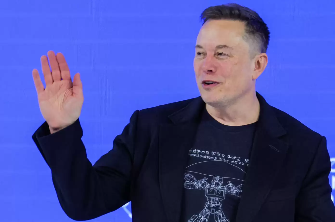 马斯克亮相达沃斯：FSD最快2月在中国获批 Optimus明年开售
