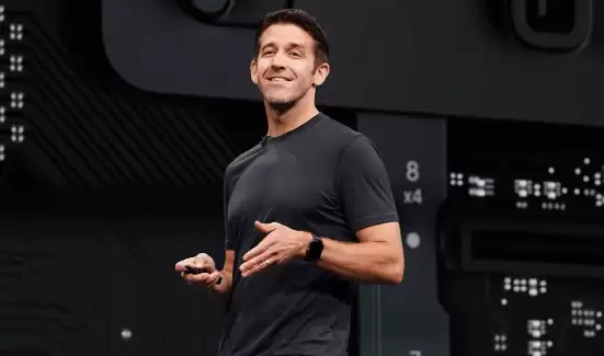 苹果市值跃升四万亿,库克精心布局接班人