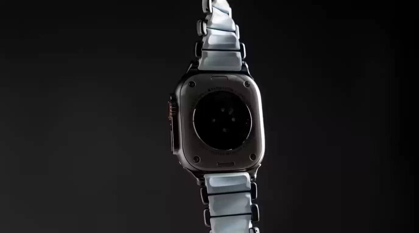 制造Nomad为苹果Apple Watch推出“冰蓝色夜光钛金属表带”：自带荧光效果，189美元