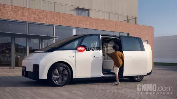 不能直接浇热水！理想汽车专家支招冬季车玻璃除冰