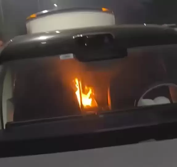 尊界S800起火事件当事人发声:防风机被挤压后持续燃烧10分钟