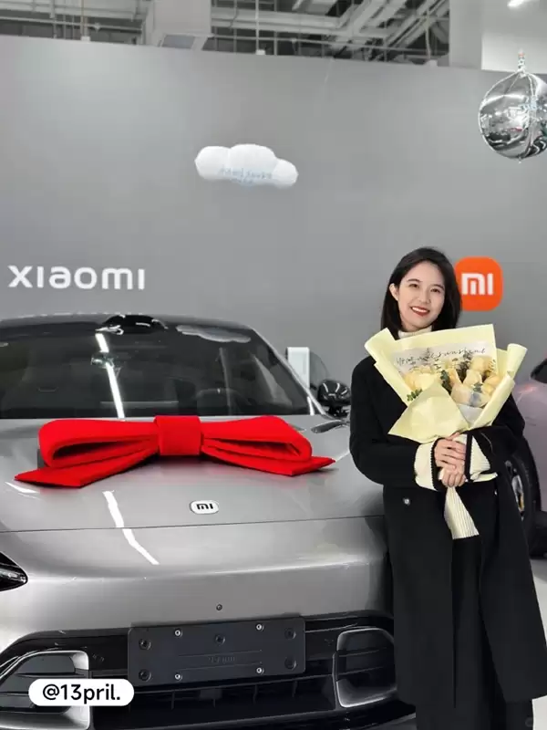雷军晒喜提小米新车的车主：小姐姐一个比一个漂亮