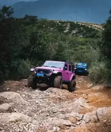 越野驾驶全攻略:准备、操作与应急三大关键环节详解