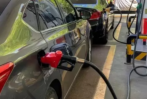 2026年初油价两连涨,92号汽油重逾6.75元/升,国际原油回温成主因