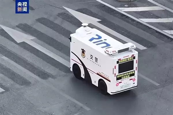 合肥启用蓝白无人驾驶巡逻车智能查违停