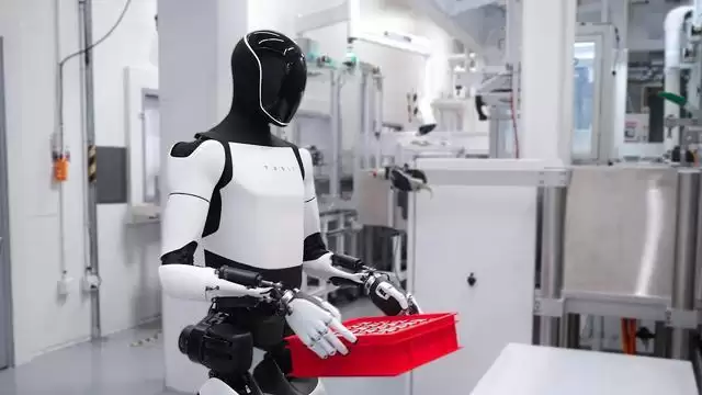 特斯拉人形机器人要去工厂上班了