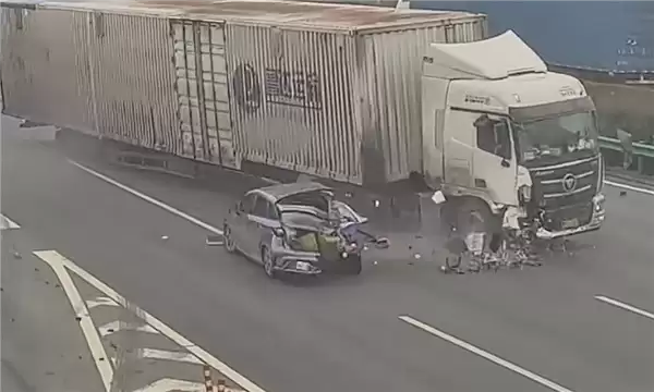 错过路口强行变道遭半挂猛撞!小车女司机:我打了转向灯啊