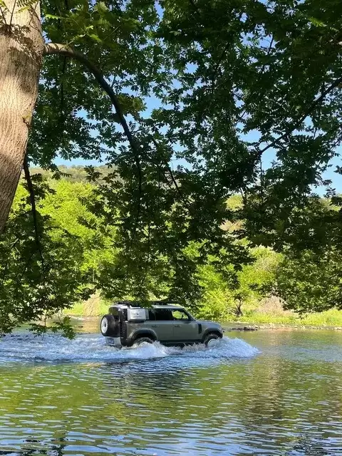 越野涉水驾驶全指南:水深判断、挡位选择与安全操作要点