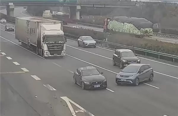 错过路口强行变道遭半挂猛撞!小车女司机:我打了转向灯啊