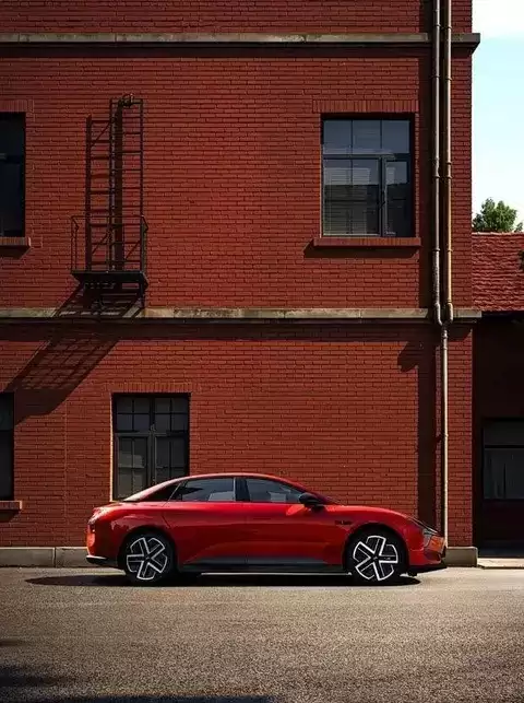 小鹏MONA M03新增车厘子红配色，售价11.98万起，续航最高620km