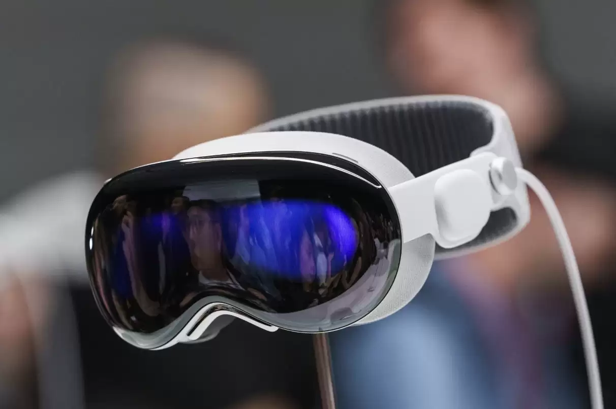 扎克伯格豪赌AI、抽身元宇宙，VR将迎来寒冬？