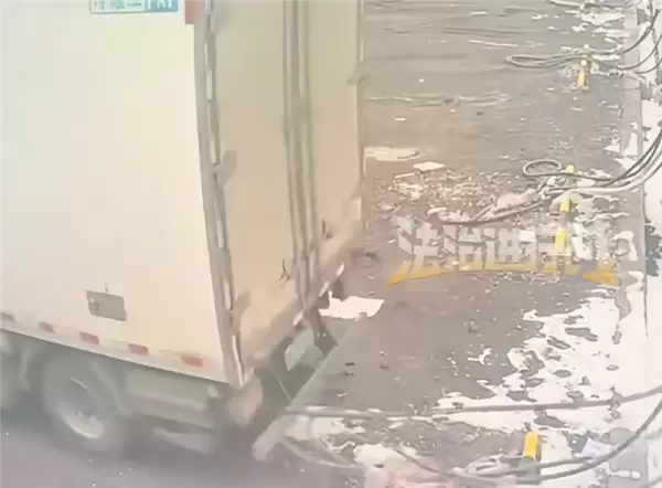 货车司机一个疏忽 充电后直接把充电桩一块带走