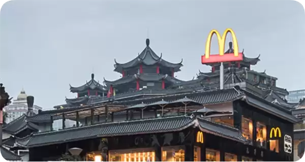 麦当劳店员被拍手伸进麦乐鸡盒玩手机 门店回应：已扔掉纸盒重新消毒