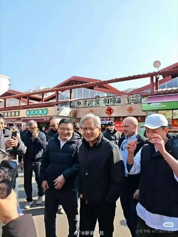 老爸撞脸黄仁勋 韩路：知道我为什么显卡多了吧