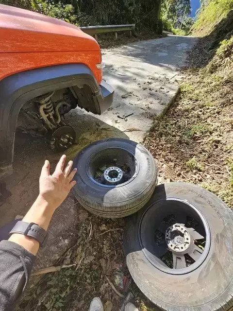 越野爆胎应急处置全指南：科学操作保安全