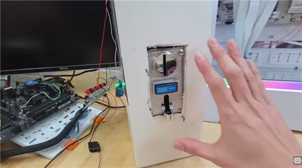 花钱买罪受:硬核玩家给PC加装投币器!想开机必须先交钱