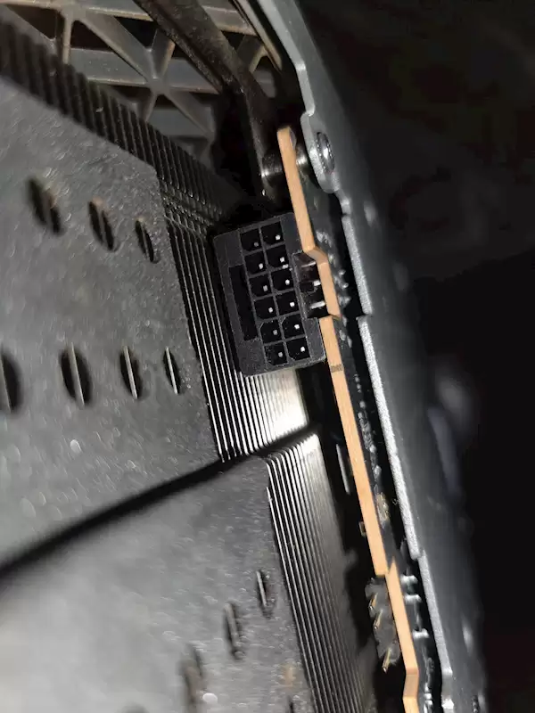 真心没法用!蓝宝石RX 9070 XT 16针供电接口烧了7个