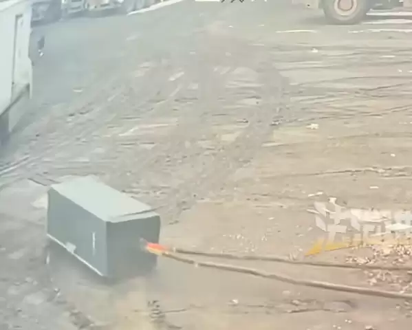 货车司机一个疏忽 充电后直接把充电桩一块带走