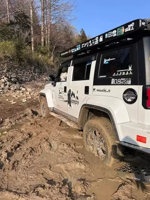 越野泥地脱困全攻略:科学操作+防滑技巧+应急处置